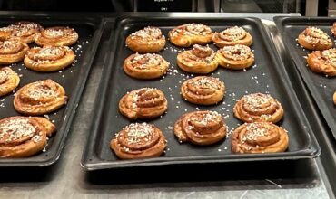 Kanelbullens Dag! Se utbildningskock Daniels kanelbullerecept