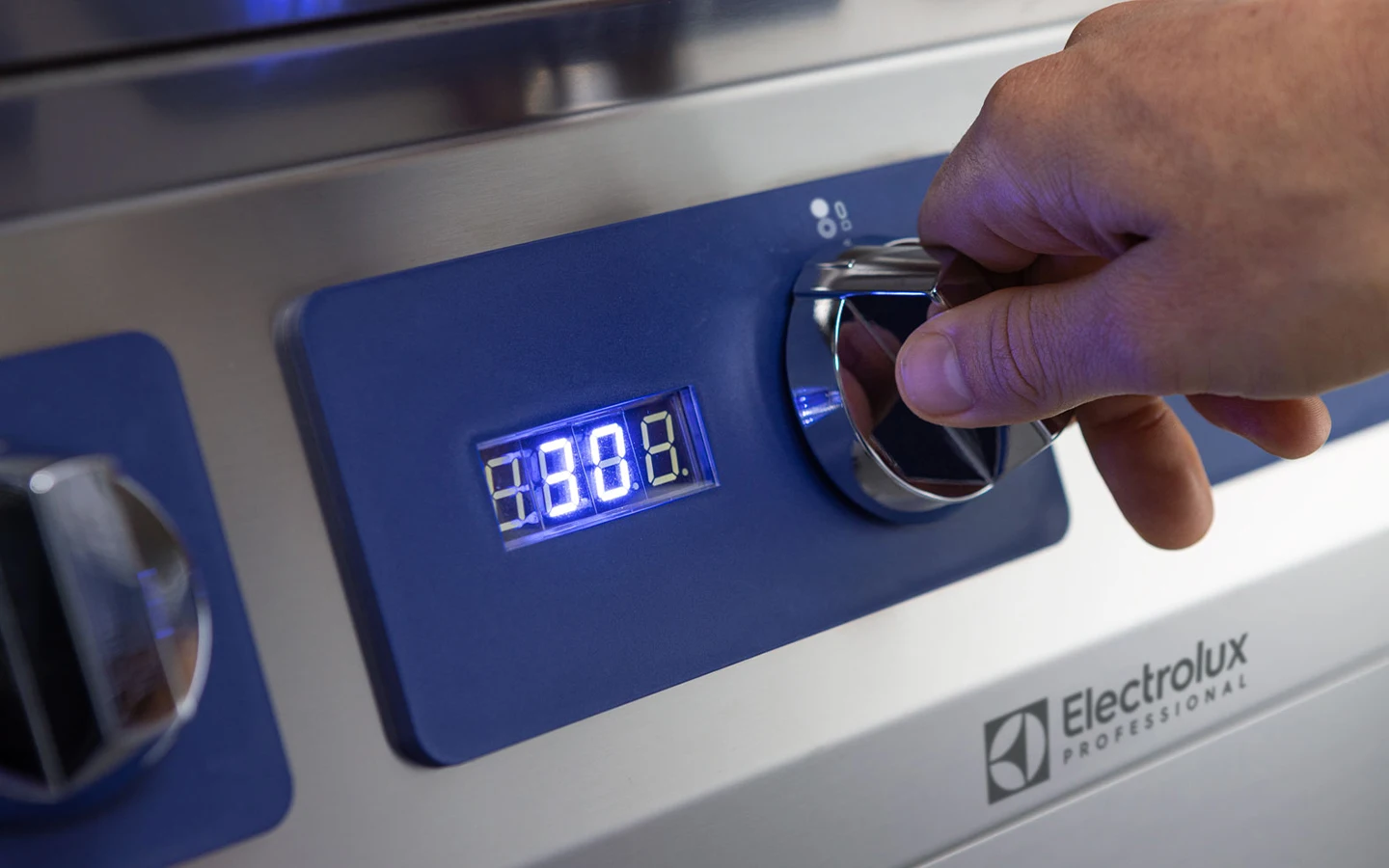 http://free-zone-induction-knob-digital-displays-e-XP-700-900-modular-cooking-electrolux-professional-dim-1440x900-1